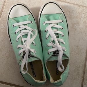 women’s size 5: mint green low-top converse